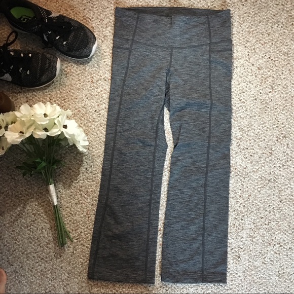 Athleta Kick Flare Crop Leggings / Yoga Pants - Picture 1 of 8